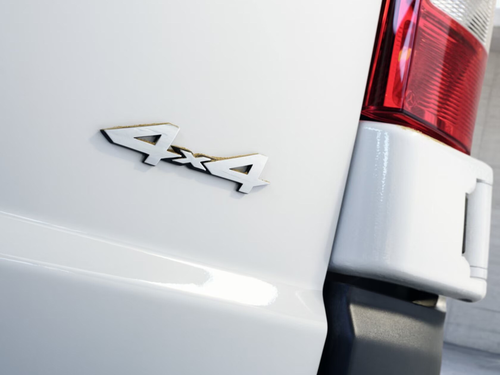 Le Citan Fourgon Mixto conduisant dans la rue.