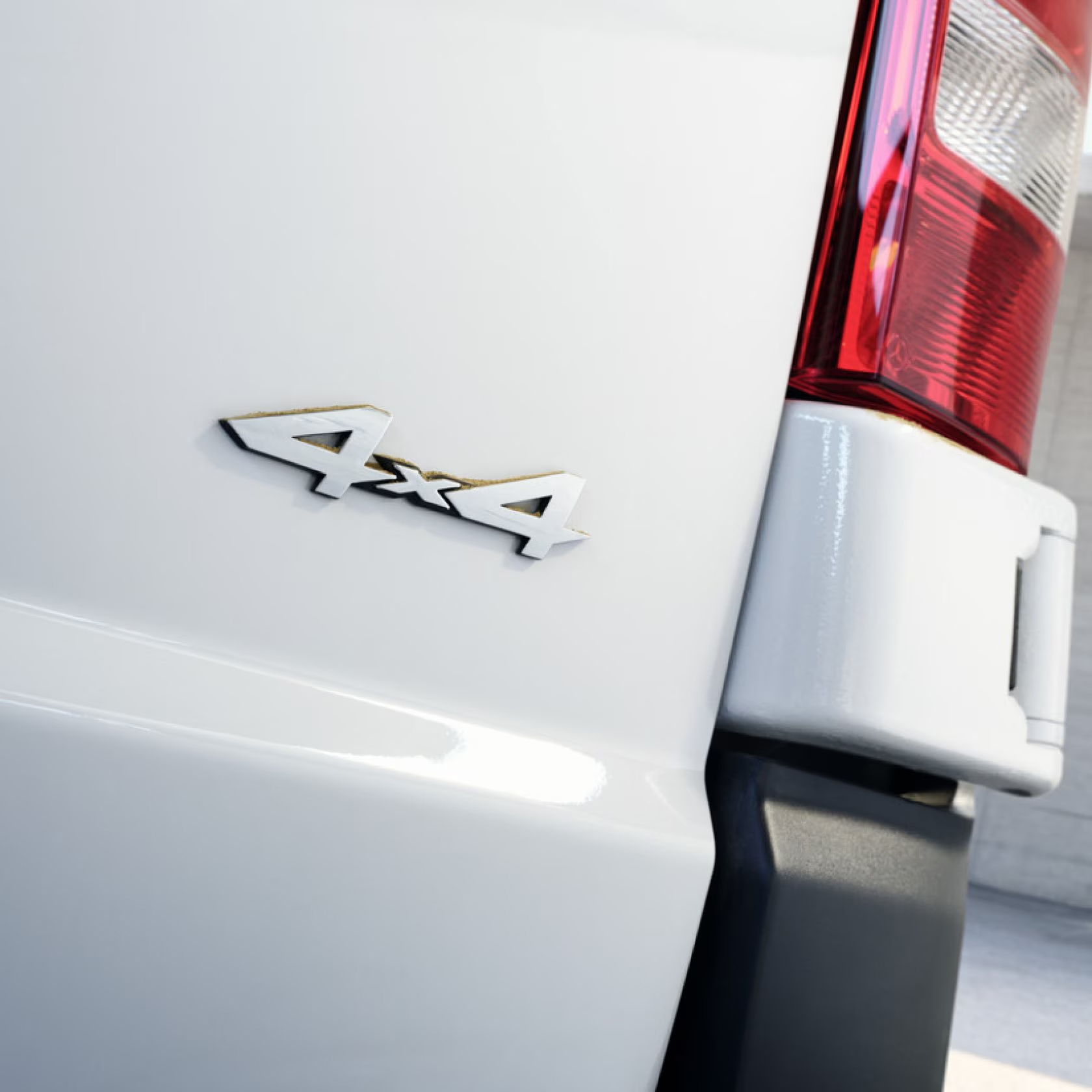 Citan Fourgon Mixto | Mercedes-Benz Le Citan Fourgon Mixto conduisant dans la rue.