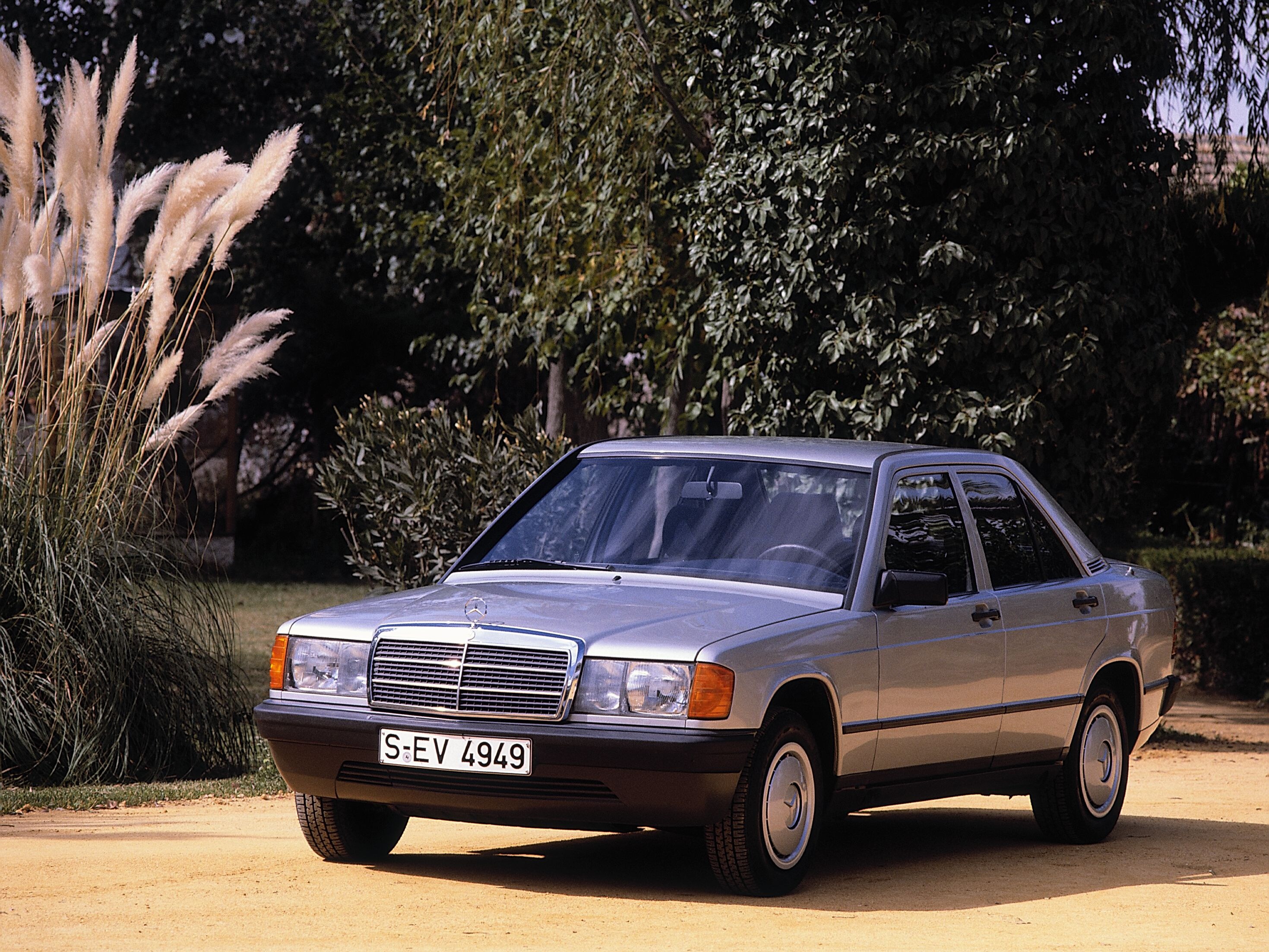 Mercedes-Benz 190 E, berline compacte de la série 201
