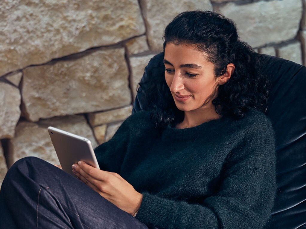 Personne utilisant une tablette pour accéder aux services numériques Mercedes-Benz.