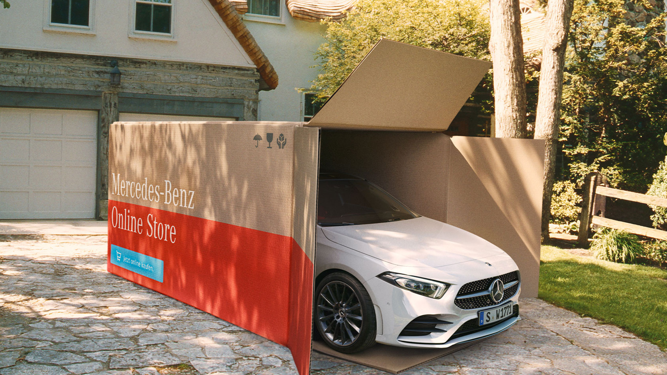 Conclusion Mercedes-Benz Classe A blanche sortant d'une boîte Mercedes-Benz Online Store devant une maison.