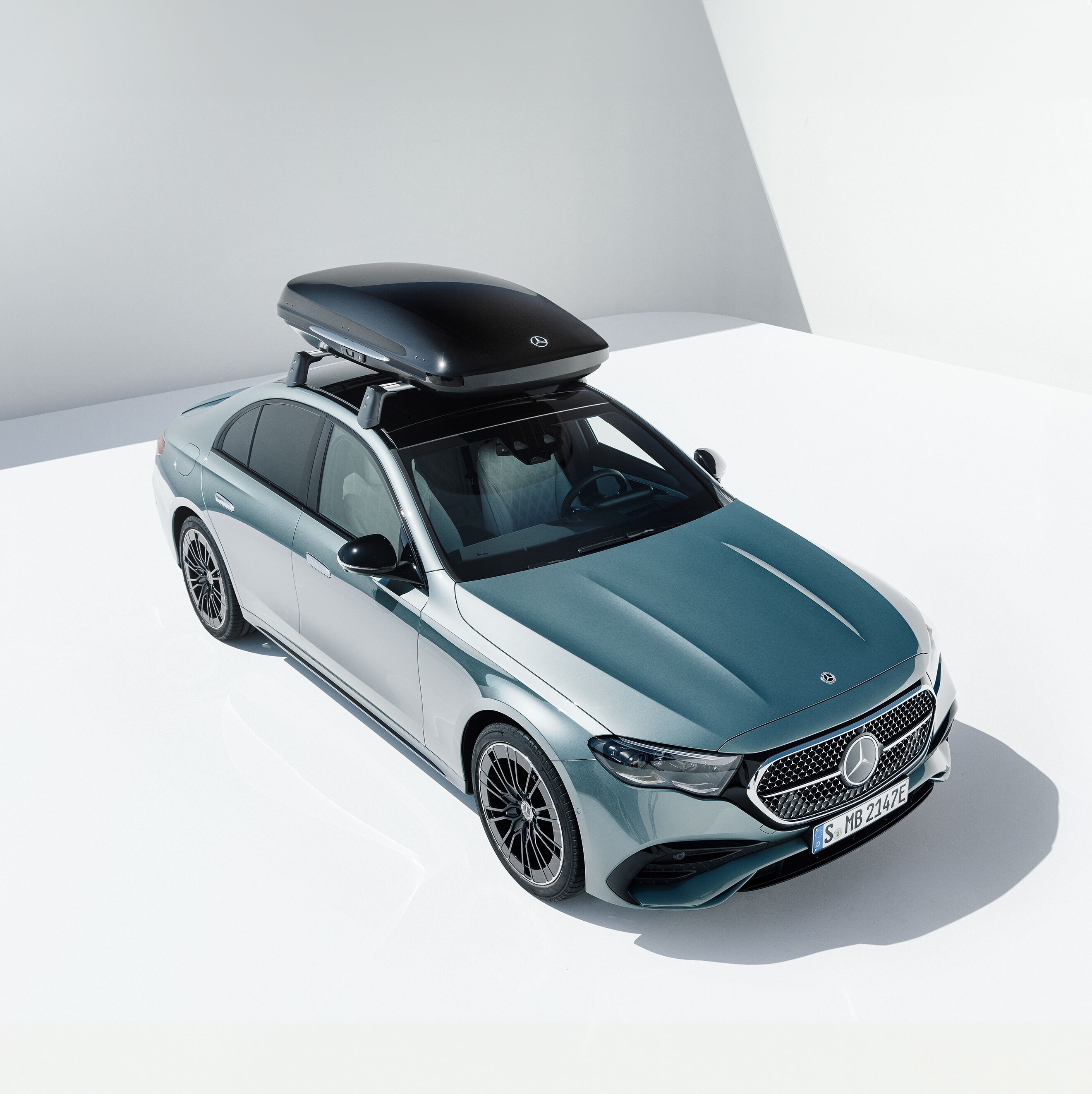 Une Mercedes-Benz argentée avec support.