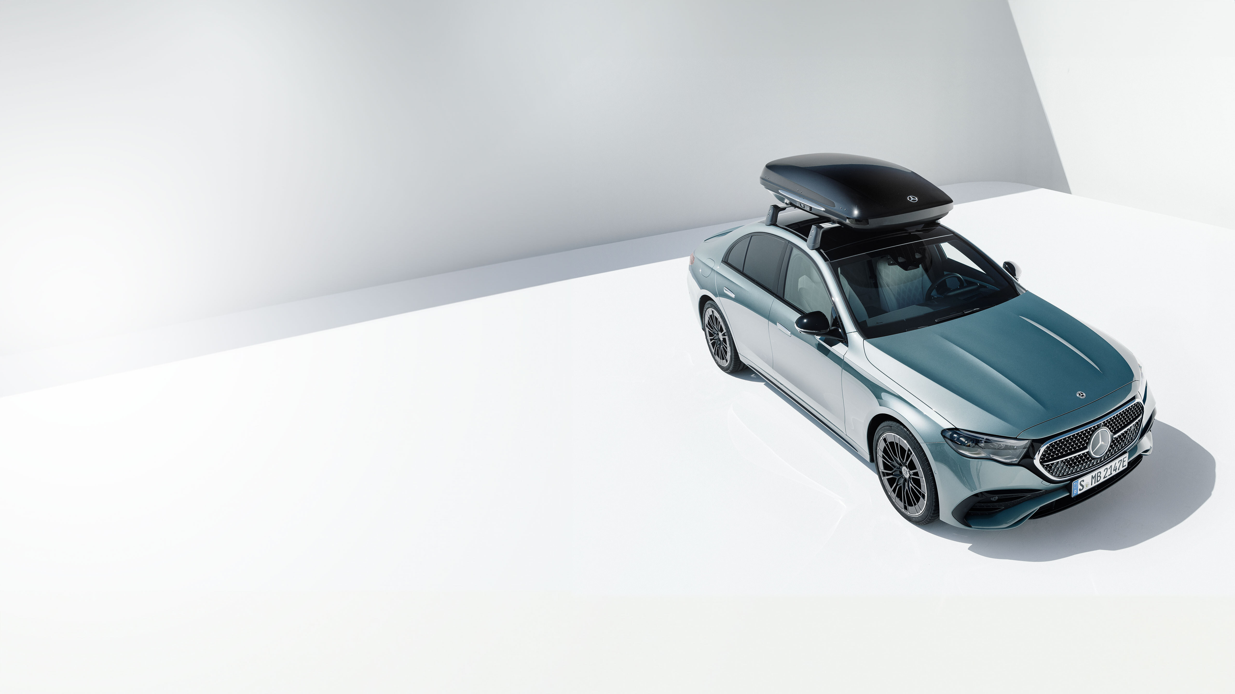 Accessoires techniques Mercedes-Benz Une Mercedes-Benz argentée avec support.