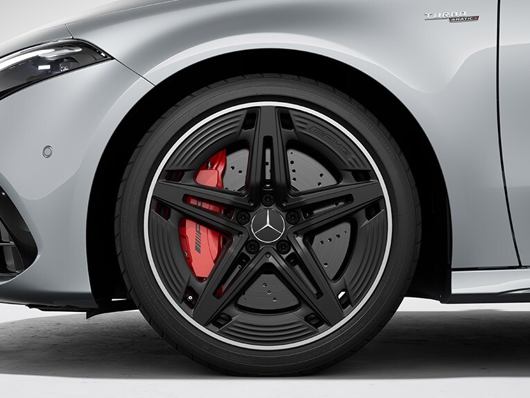 Les jantes alliage AMG de 48,3 cm (19") à 5 doubles branches de la Classe A Berline compacte de Mercedes-AMG.