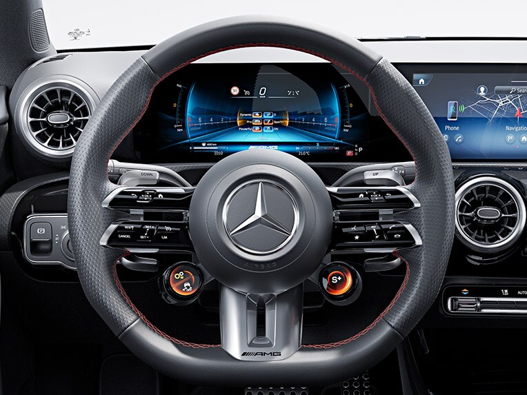 Le volant Performance AMG en cuir Nappa de la Mercedes-AMG Classe A Berline compacte.