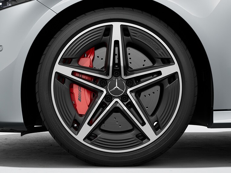 L’extérieur de la Mercedes-AMG Classe A Berline compacte avec étriers de frein peints en rouge.