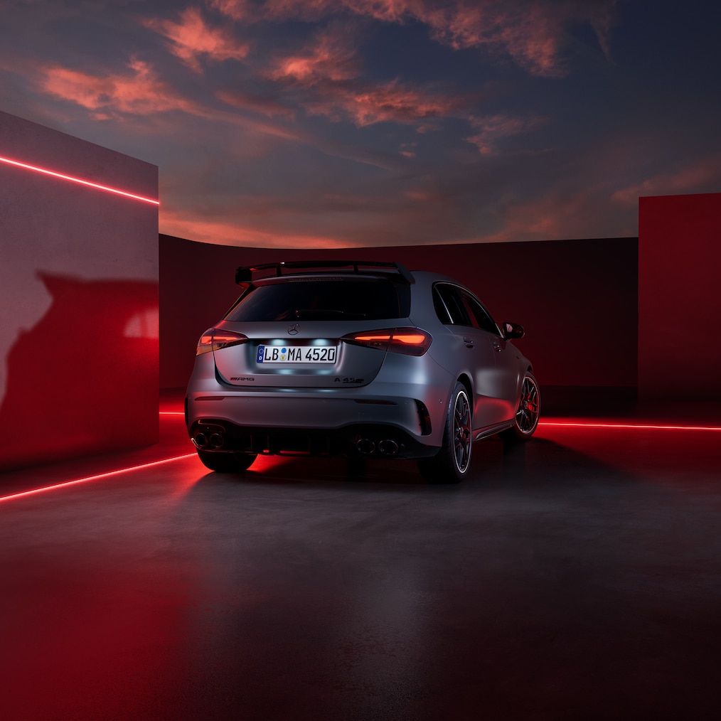 La Mercedes-AMG A&nbsp;45&nbsp;S 4MATIC+ dans une vue 3/4 avant/arrière.