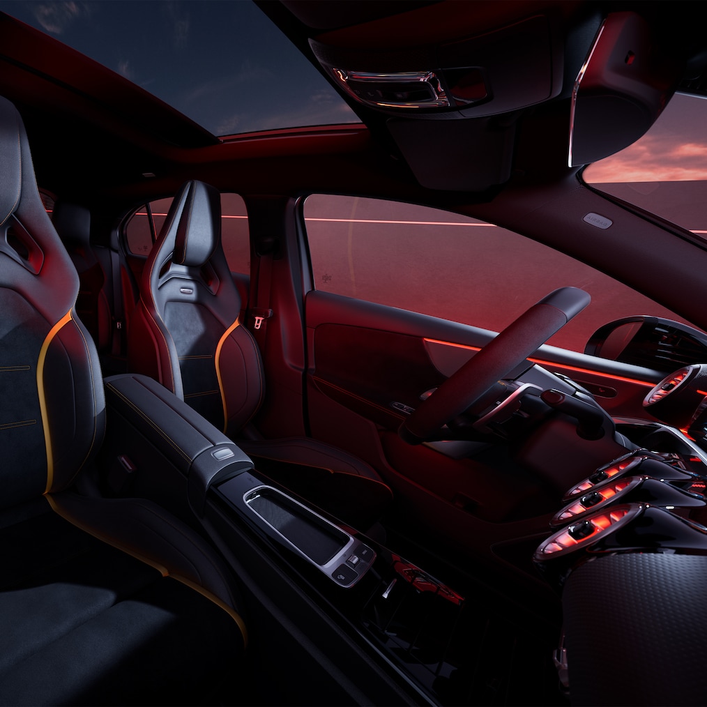 La Mercedes-AMG A&nbsp;35 4MATIC dans une vue 3/4 avant/arrière.