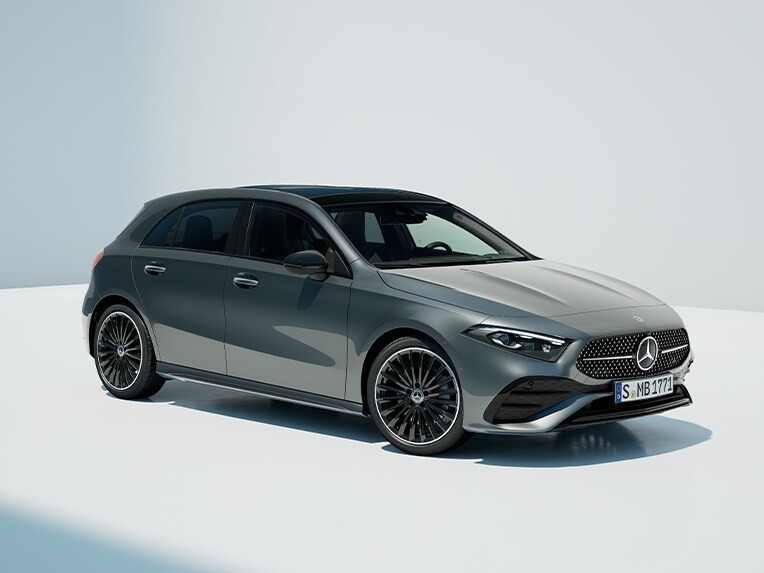 La Classe A Berline compacte de Mercedes-Benz dans une vue avant.