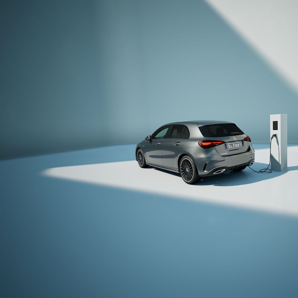 Mercedes-Benz Classe&nbsp;A 250 e avec technologie hybride EQ branchée à une borne de recharge.