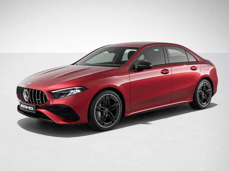 L'extérieur de la Mercedes-AMG Classe A Berline avec le Pack Nuit AMG.
