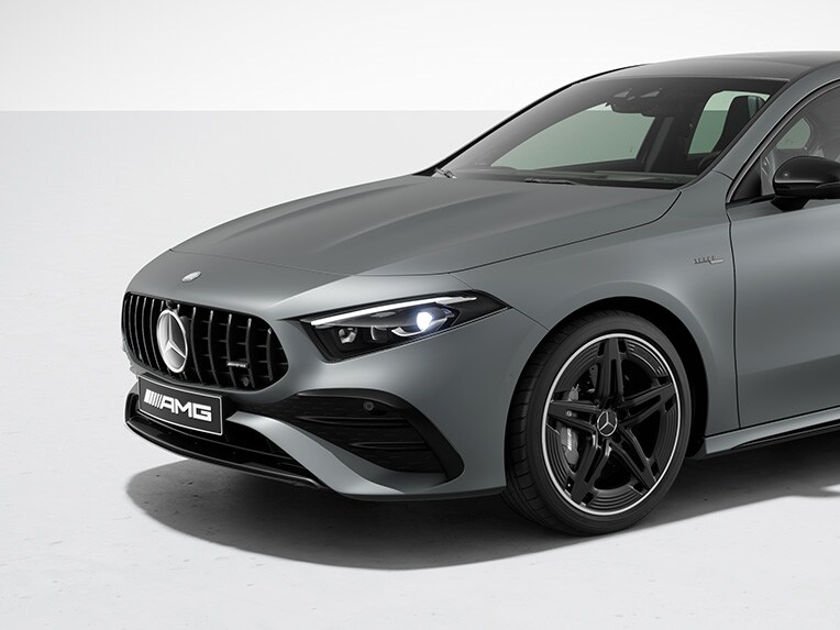 L'extérieur de la Mercedes-AMG Classe A Berline avec le Pack Nuit AMG II.