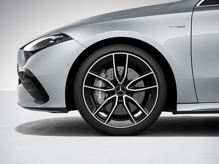 Une jante alliage AMG à 5 doubles branches de la Mercedes-AMG Classe A Berline.