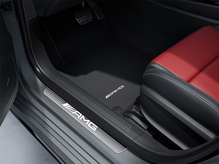 Baguettes de seuil AMG arborant le monogramme « AMG » de la Mercedes-AMG Classe A Berline.