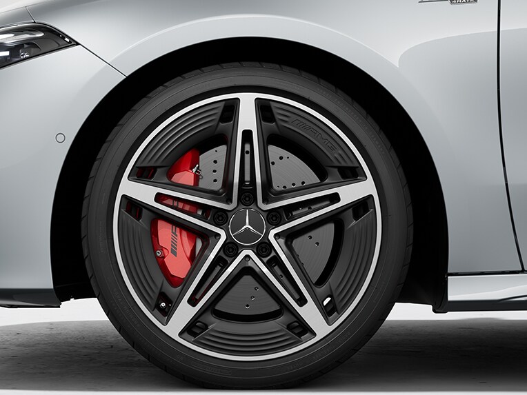L'extérieur de la Mercedes-AMG Classe A Berline avec les étriers de frein peints en rouge
