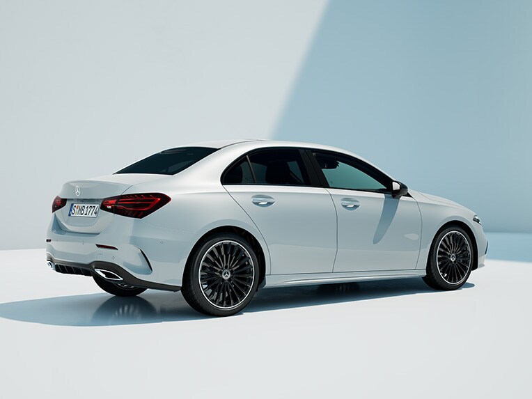La Classe A Berline de Mercedes-Benz dans une vue 3/4 arrière.