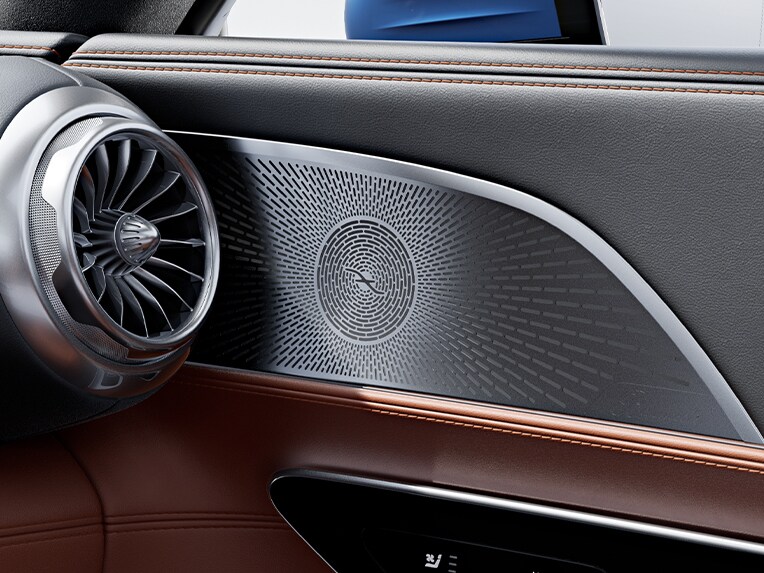 Un haut-parleur du système de sonorisation surround Burmester® 3D haut de gamme dans le nouveau Mercedes-AMG GT Coupé.