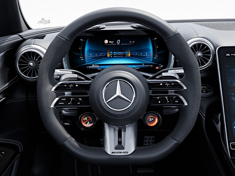 Le volant Performance AMG en cuir Nappa / microfibre MICROCUT dans la nouvelle Mercedes-AMG GT Coupé.