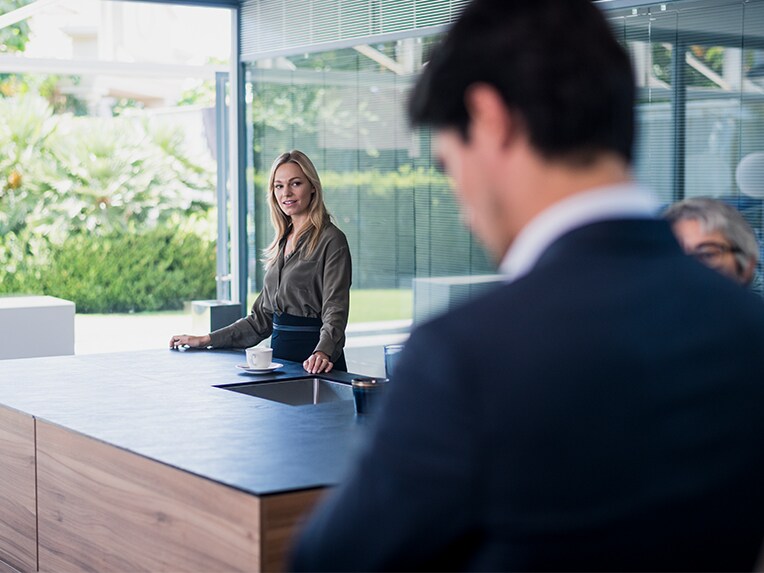 Une femme et un homme lors d’un entretien de conseil sur le leasing.