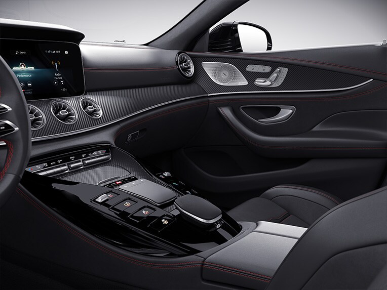 Les inserts décoratifs AMG en carbone mat de la Mercedes-AMG GT 63 S E PERFORMANCE.