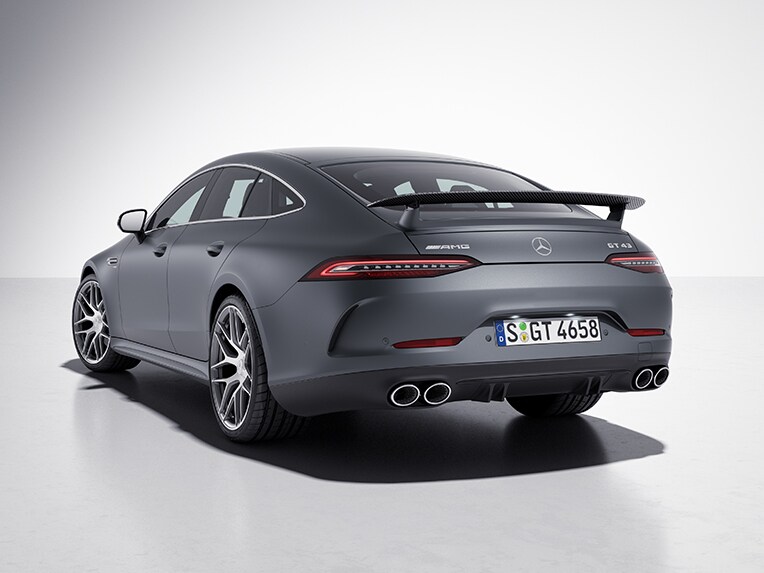 Une vue de trois quarts avant de la Mercedes-AMG GT Coupé 4 portes avec le Pack Carbone AMG Extérieur.