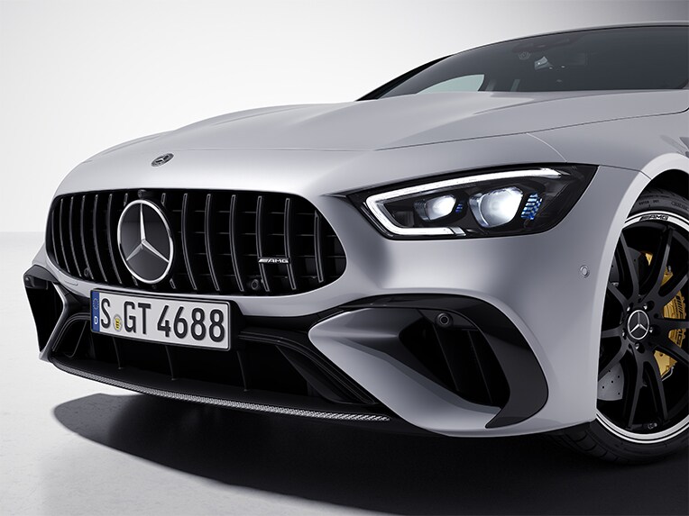 Une vue de trois quarts avant de la Mercedes-AMG GT Coupé 4 portes avec le Pack Carbone AMG Extérieur.