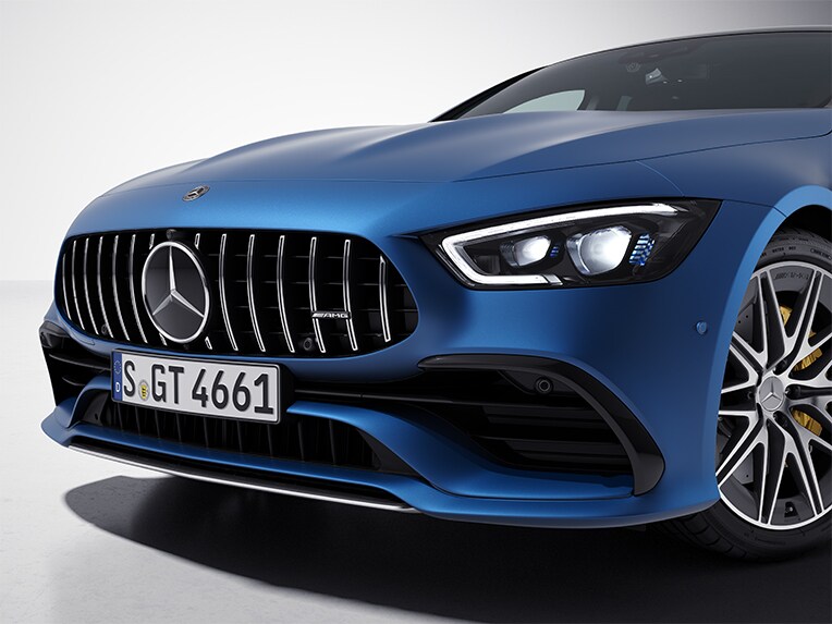 Une vue de trois quarts avant de la Mercedes-AMG GT Coupé 4 portes avec le Pack Chrome AMG Extérieur.