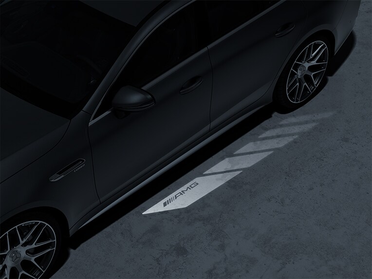 La projection de logo AMG de la Mercedes-AMG GT Coupé 4 portes.
