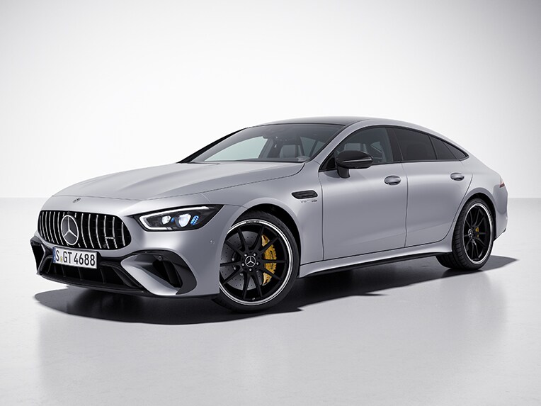 Une vue de trois quarts avant de la Mercedes-AMG GT Coupé 4 portes avec le Pack Nuit AMG Extérieur.
