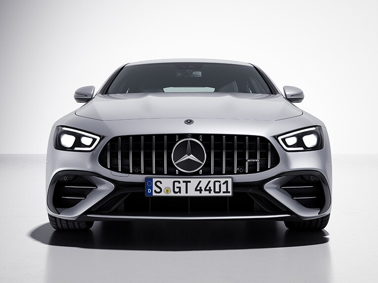 Une vue de trois quarts avant de la Mercedes-AMG GT Coupé 4 portes avec le Pack Design V8 Extérieur.