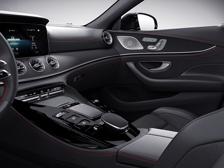 Les inserts décoratifs AMG en carbone mat de la Mercedes-AMG GT Coupé 4 portes.