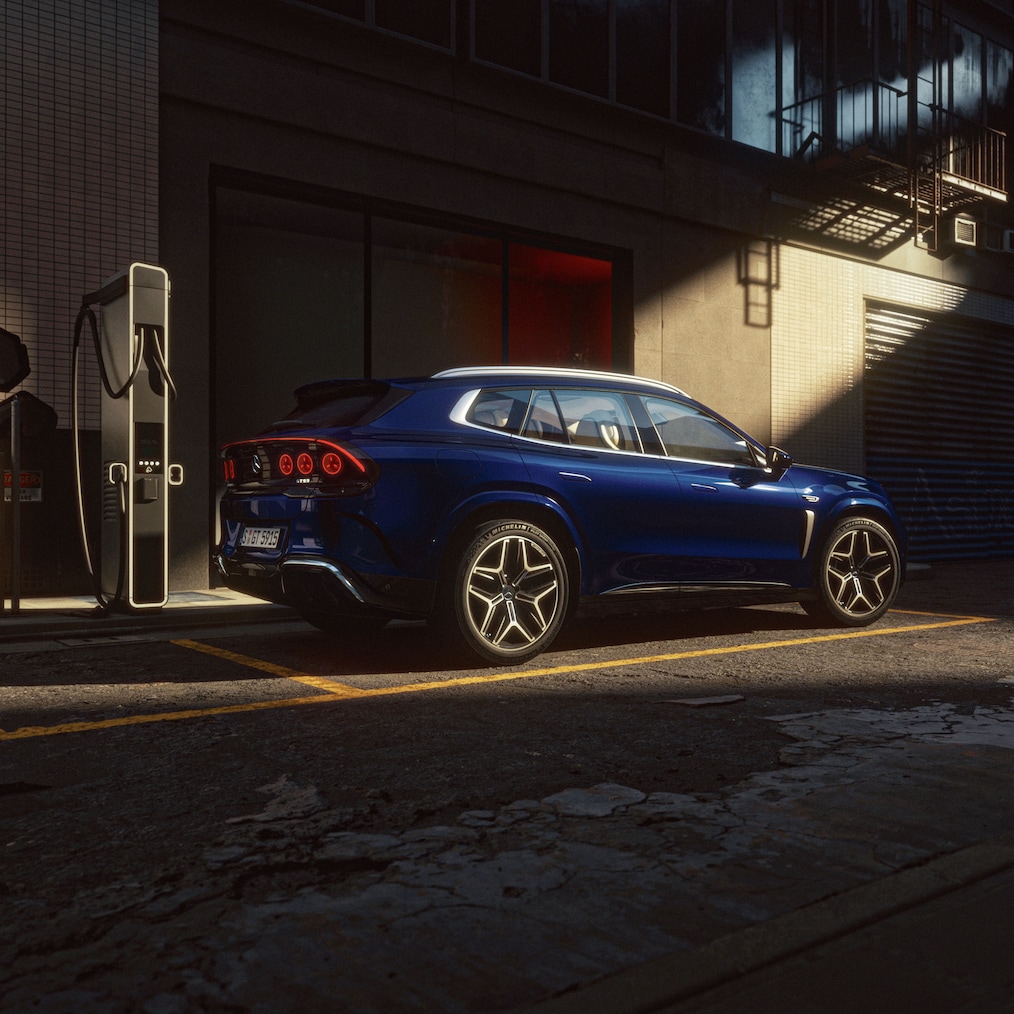 La Mercedes-AMG GT 53 à une borne de recharge.