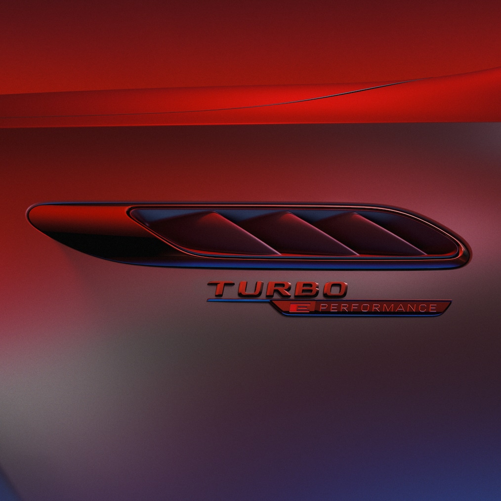 Badge TURBO E PERFORMANCE sur l'aile avant éclairé en rouge.