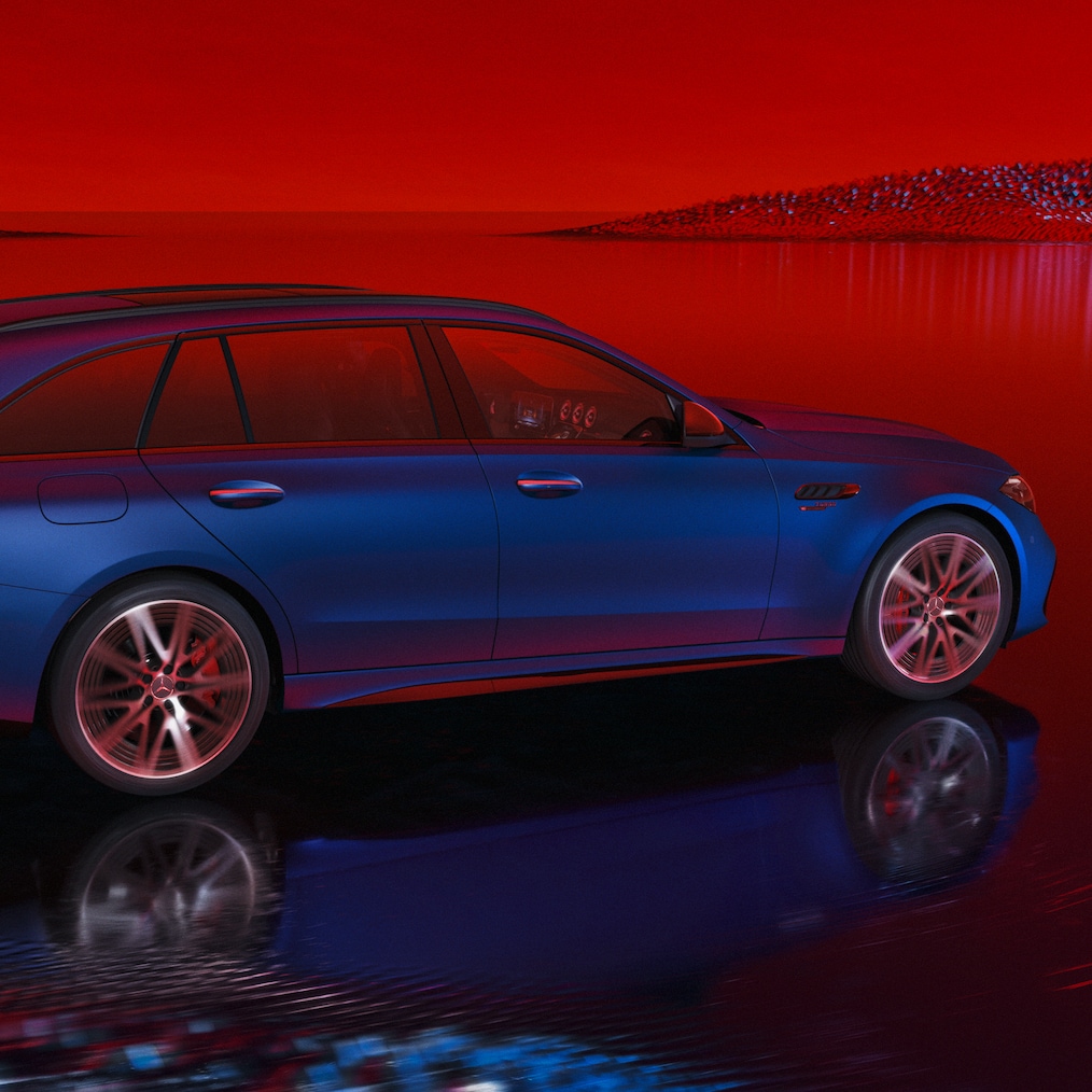 Mercedes-AMG C 63 S E PERFORMANCE Break en bleu spectral magno MANUFAKTUR, vue latérale sur fond rouge.