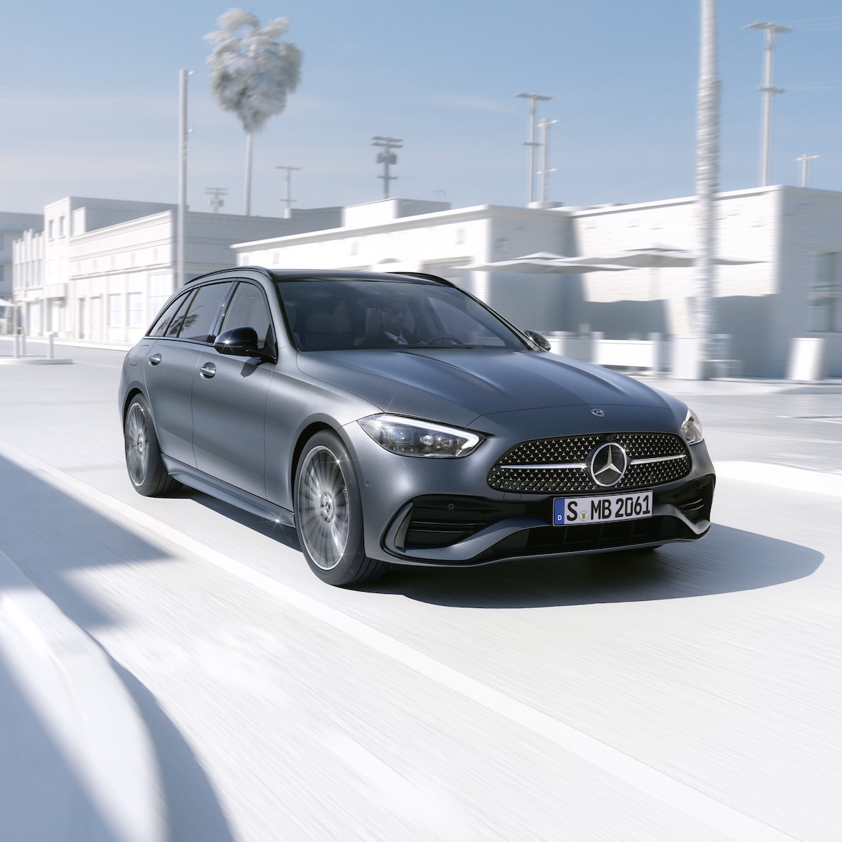 Vue latérale avant d'une Mercedes-Benz Classe C Break.