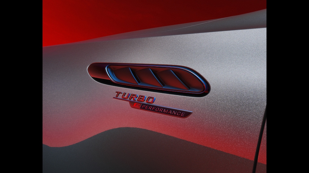 Vue détaillée du badge TURBO ELECTRIFIED de la Mercedes-AMG C 43 4MATIC.