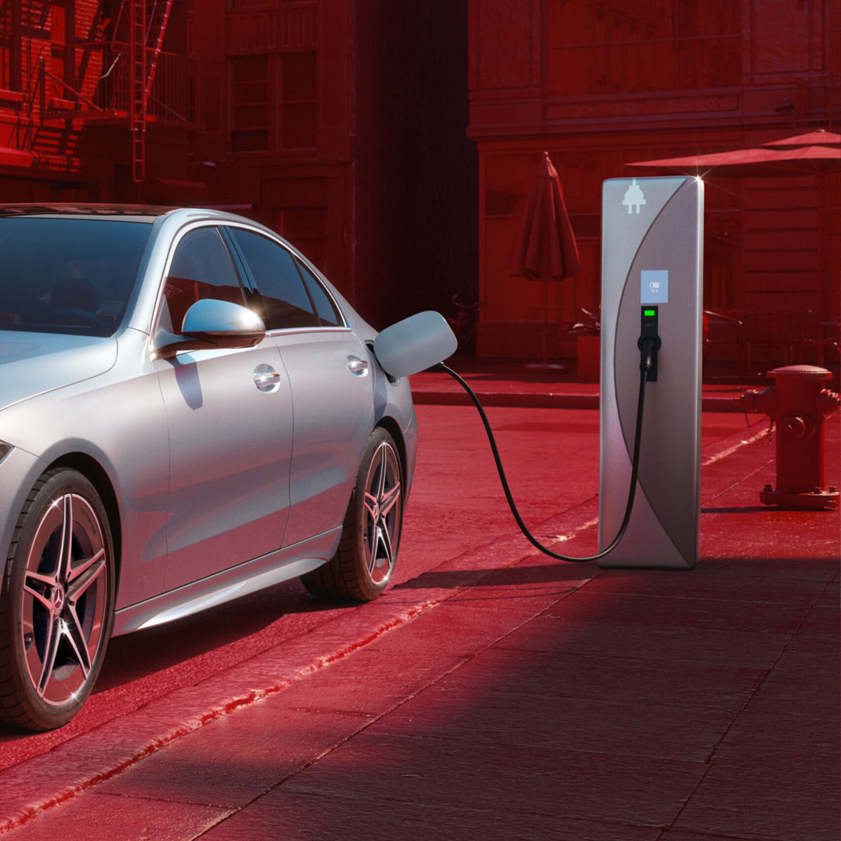 La photo montre la Mercedes-Benz Classe C Berline hybride rechargeable en cours de recharge sur une borne de recharge publique.
