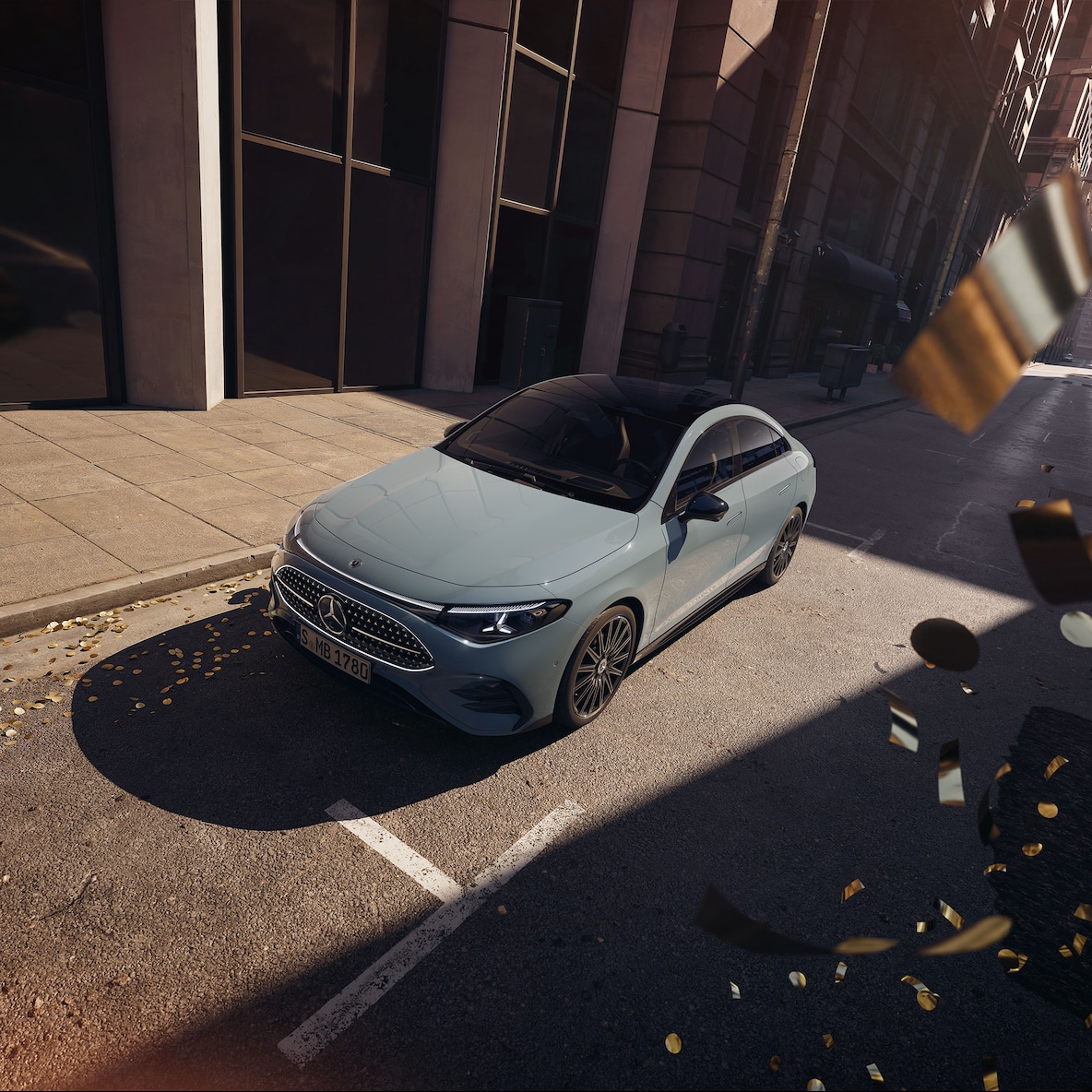 Vue latérale avant (depuis une perspective légèrement surélevée en raison du toit panoramique) de la Mercedes-Benz CLA C178 avec AMG Line Plus.