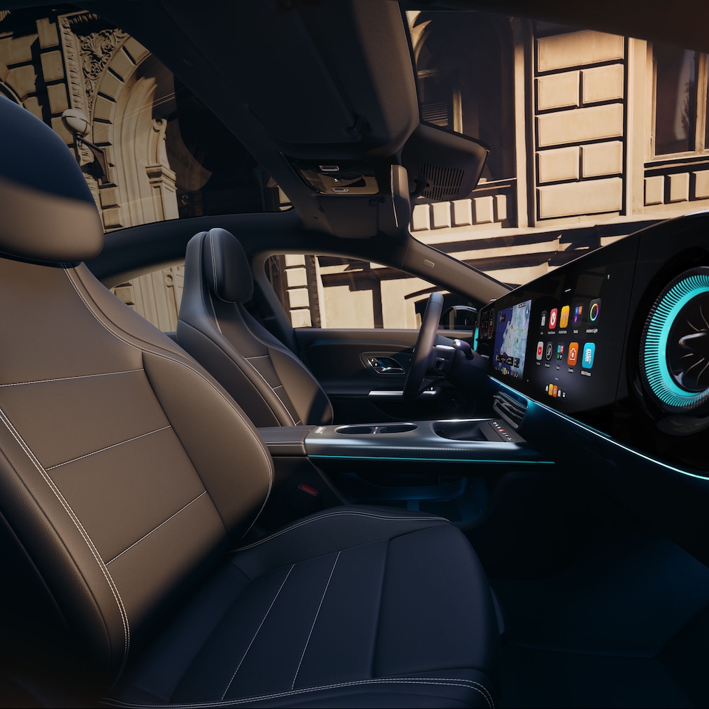 Vue du MBUX Superscreen depuis le siège conducteur de la Mercedes-Benz CLA C178 (ou vue latérale, où les sièges sport sont également visibles).