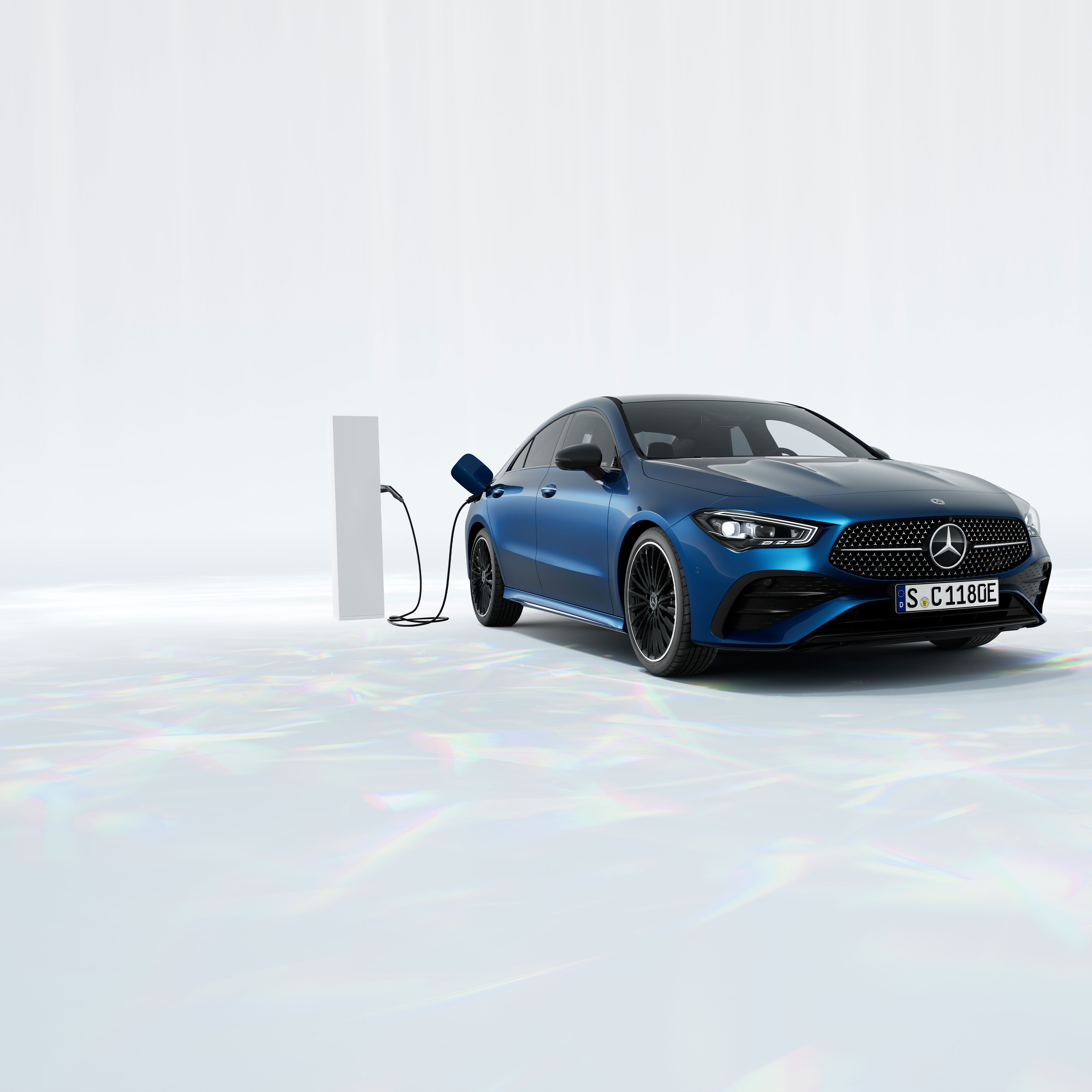 Hybride rechargeable | CLA Coupé | Mercedes-Benz La nouvelle Mercedes-Benz CLA Coupé hybride rechargeable en charge sur une borne de recharge publique.
