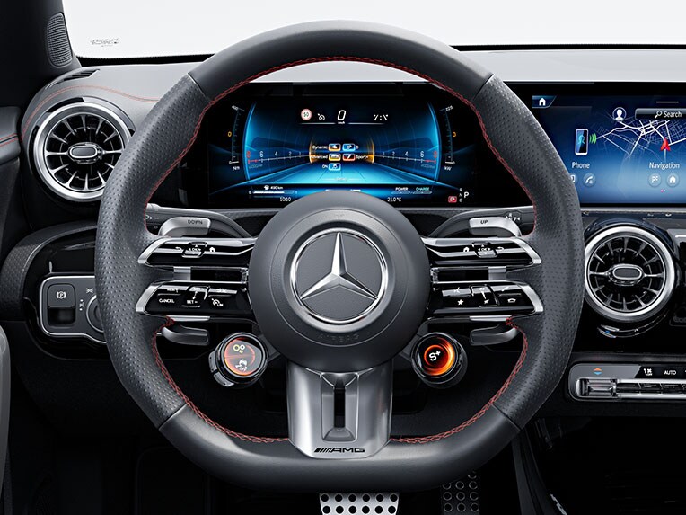 Le Volant Performance en cuir Nappa dans le CLA Coupé de Mercedes-AMG.