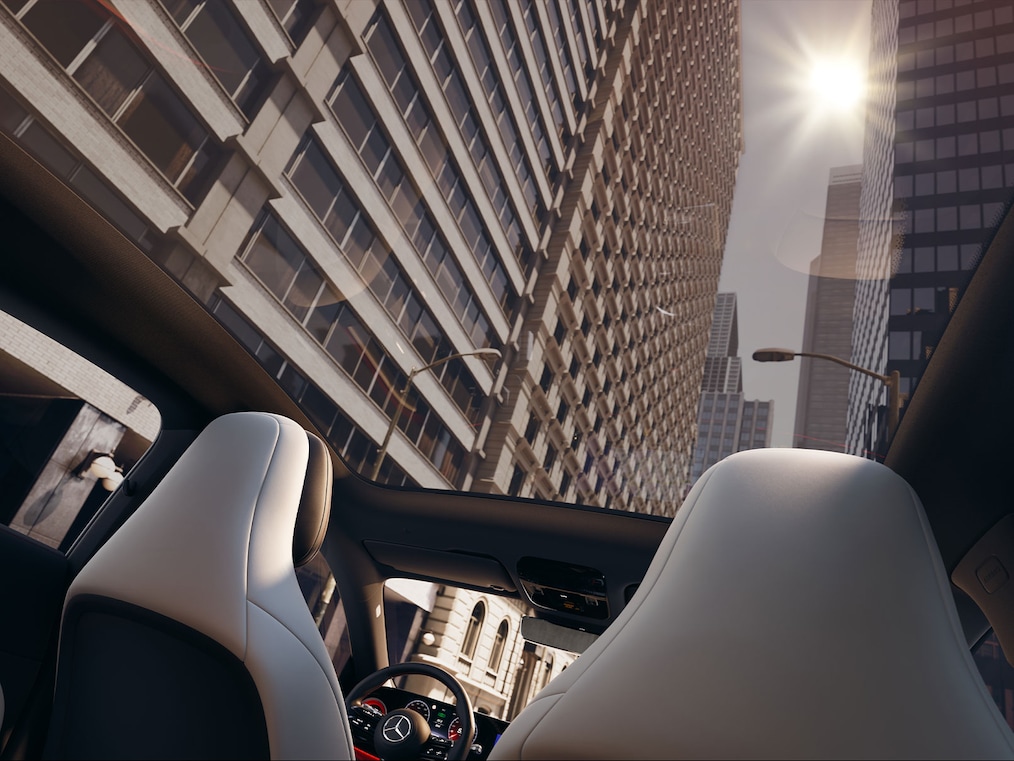 Vue latérale avant depuis une perspective légèrement surélevée en raison du toit panoramique de la Mercedes-Benz CLA C174.