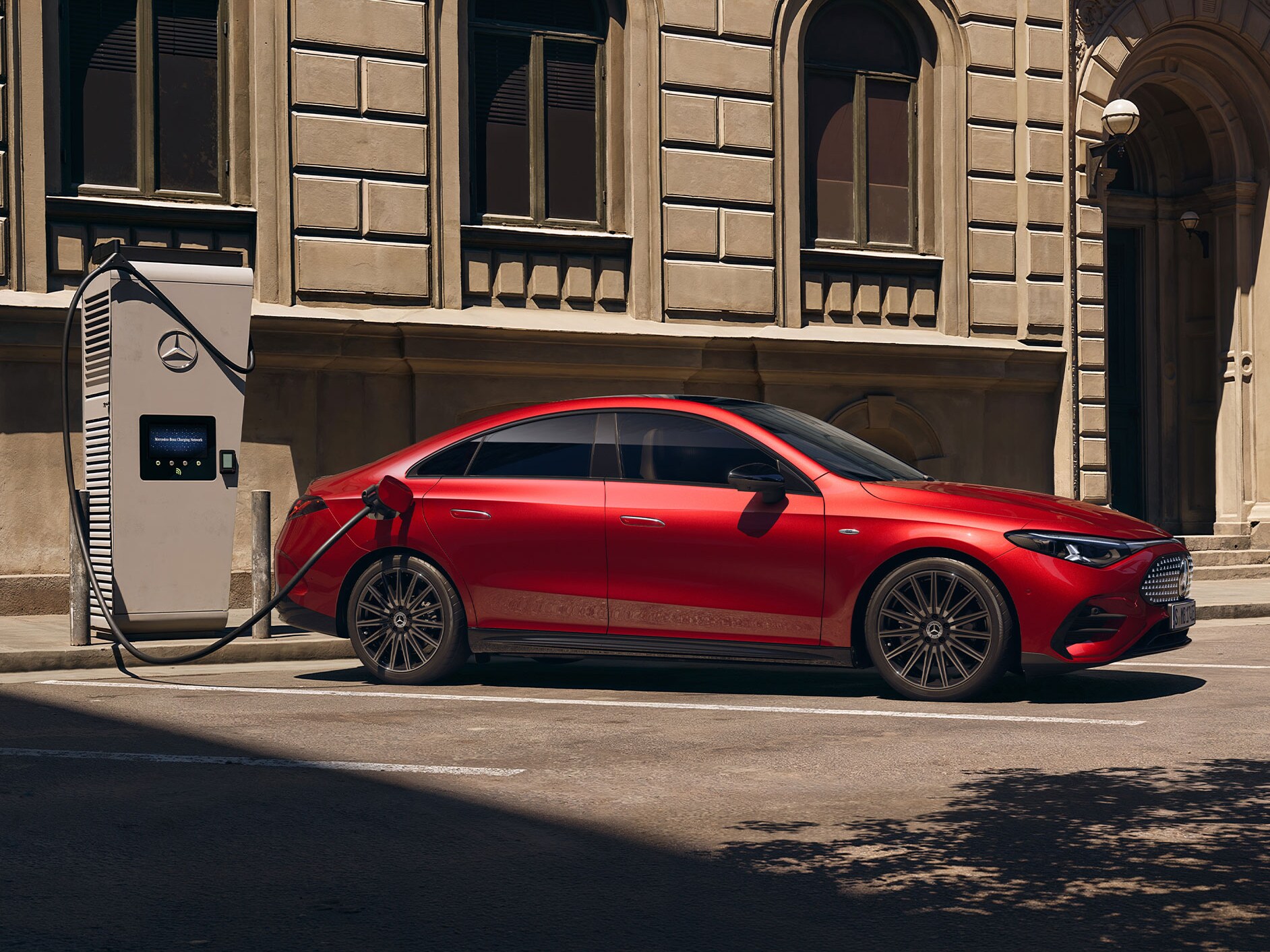 Un homme s'appuie contre un mur à côté d'une Mercedes-Benz.