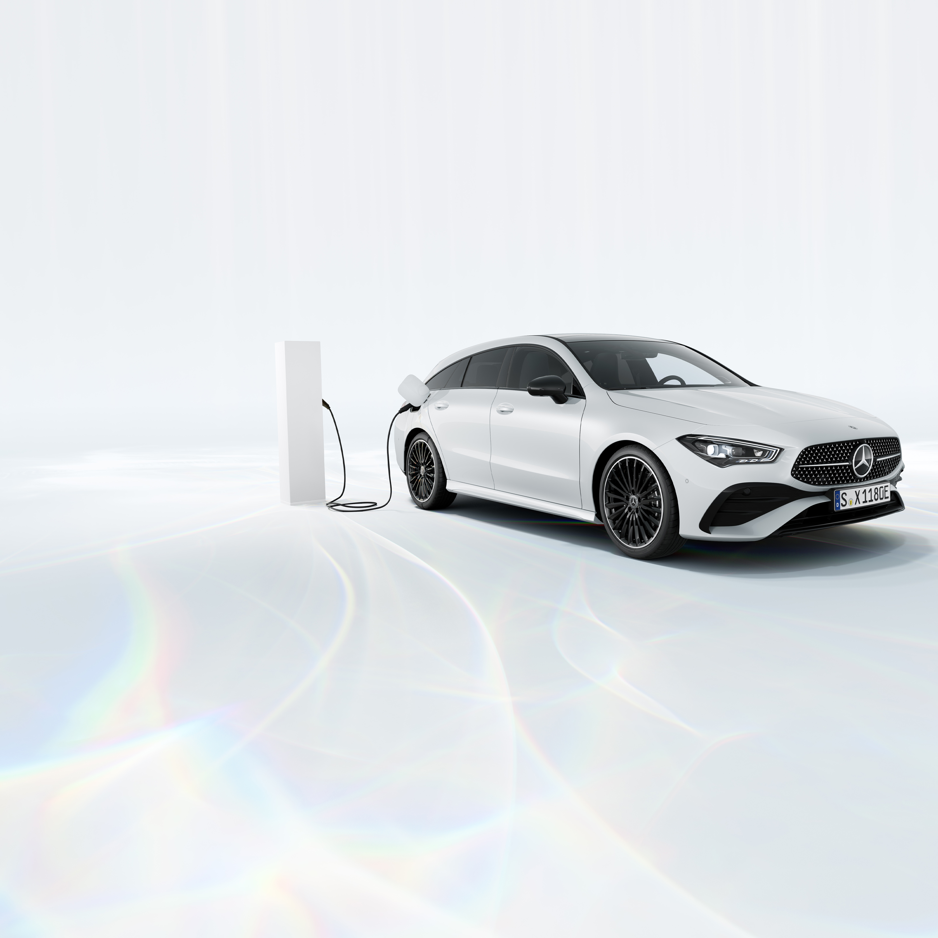 Hybride rechargeable | CLA Shooting Brake | Mercedes-Benz La nouvelle Mercedes-Benz CLA Shooting Brake hybride rechargeable en charge sur une borne de recharge publique.