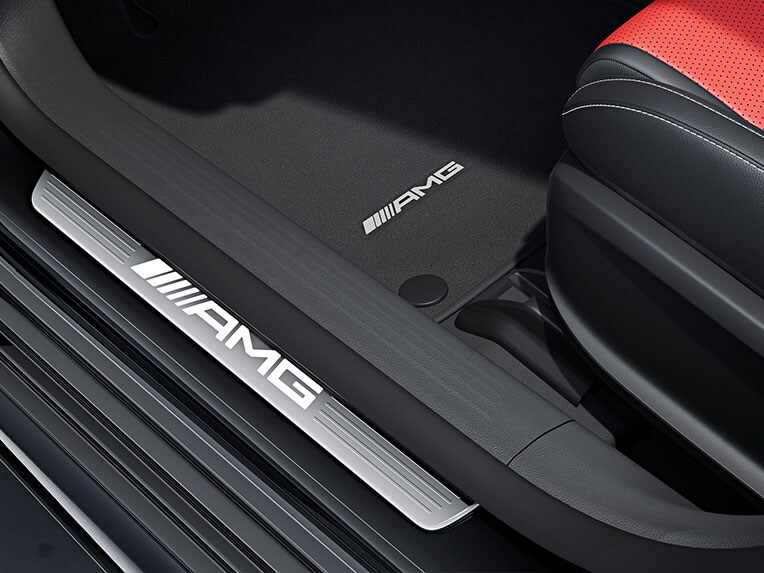 Les baguettes de seuil AMG avec inscription « AMG » dans le CLA Shooting Brake de Mercedes-AMG.