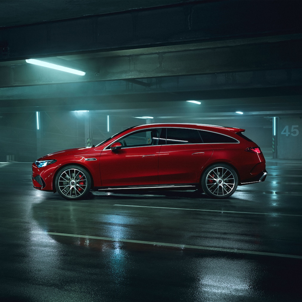 La toute nouvelle Mercedes-AMG CLA 45 4MATIC+ Shooting Brake électrique en rouge Patagonie métallisé MANUFAKTUR.