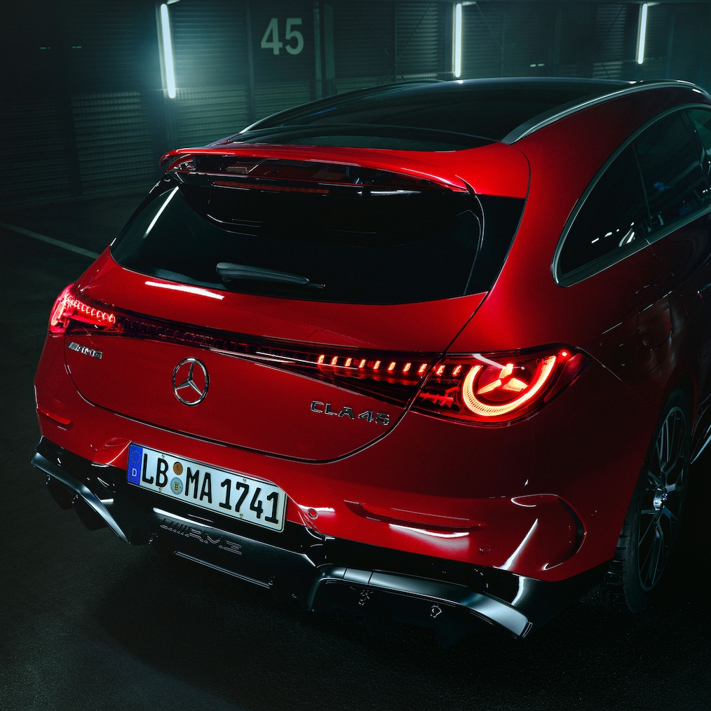 L'arrière spécifique à AMG de la toute nouvelle Mercedes-AMG CLA 45 4MATIC+ Shooting Brake électrique.
