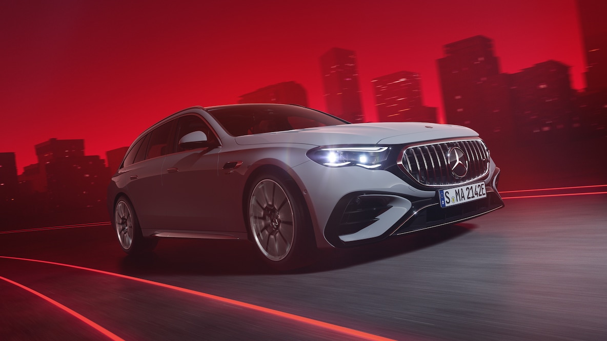 Vue arrière d'une Mercedes-AMG E 53 HYBRID 4MATIC+ Break sur fond rouge.