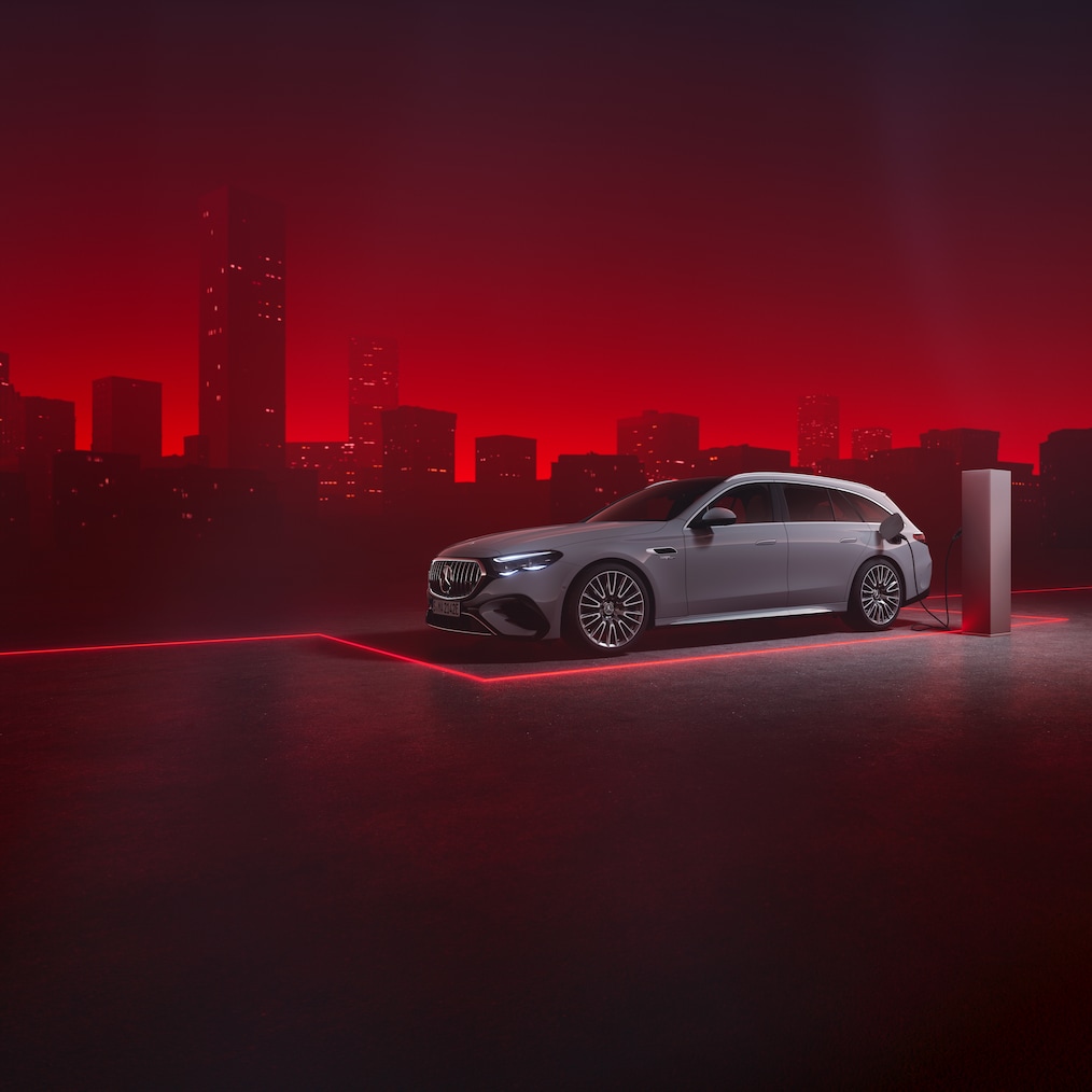 Vue de 3/4 avant de la Mercedes-AMG E 53 HYBRID 4MATIC+ Break avec Pack Nuit AMG I & II.