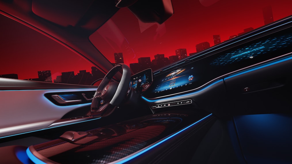 Vue de trois quarts avant dynamique de la Mercedes-AMG E 53 HYBRID 4MATIC+ (photo pendant la conduite).